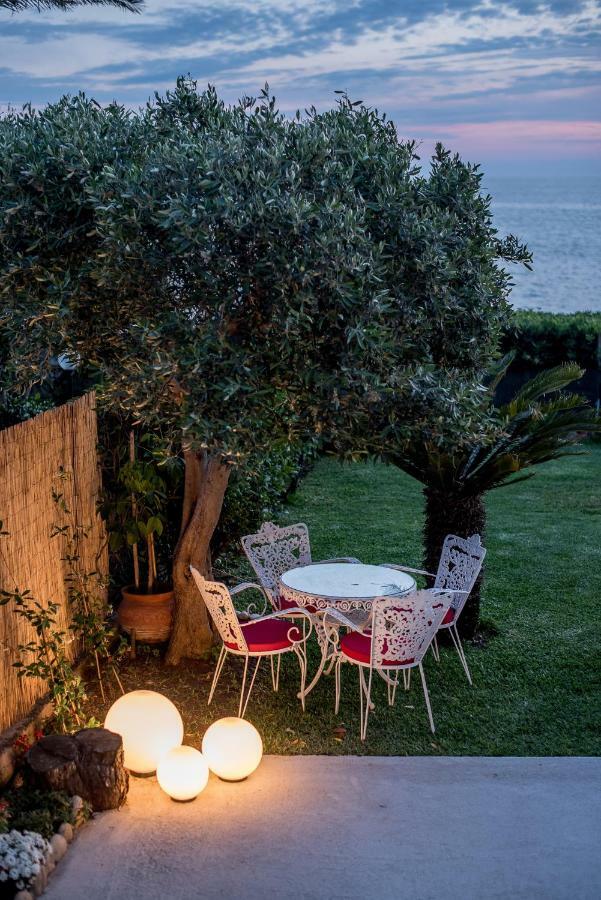 Oikia Eleanthi - Beachfront Garden Home! 미티카스 외부 사진