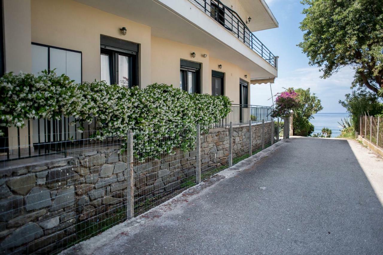 Oikia Eleanthi - Beachfront Garden Home! 미티카스 외부 사진