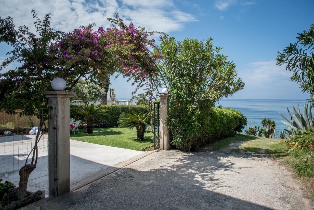 Oikia Eleanthi - Beachfront Garden Home! 미티카스 외부 사진